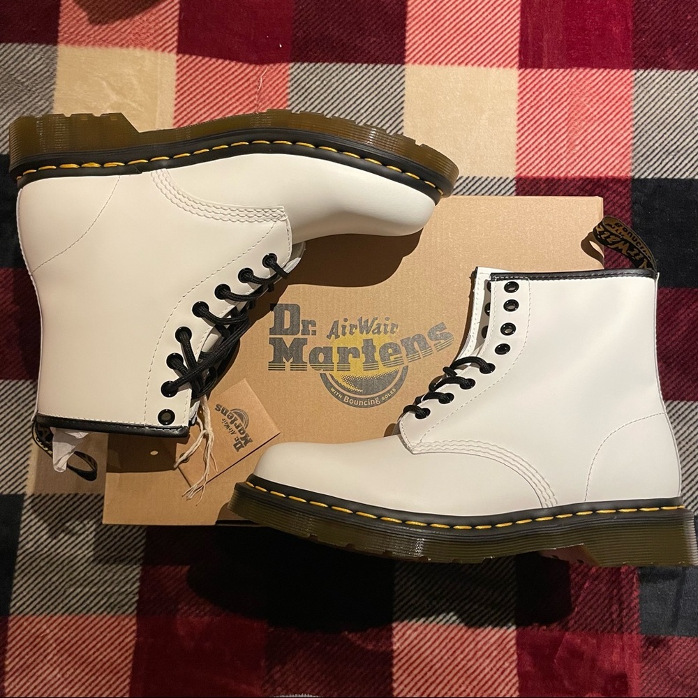 Brand New Dr. Martens 1460 White Smooth Lace Up Boots Women’s 8